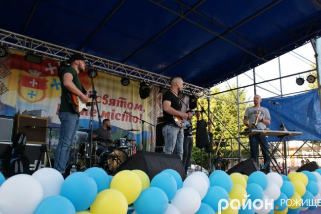 Народні гуляння у місті на Волині. ФОТО