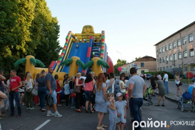 Народні гуляння у місті на Волині. ФОТО