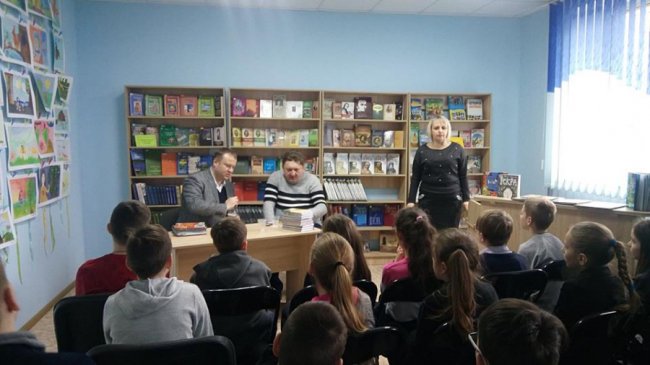 Юні лучани взяли автографи у дитячих письменників. ФОТО