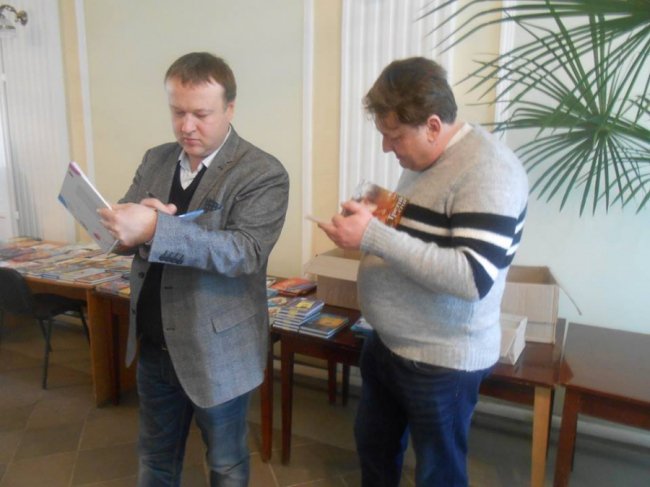 Юні лучани взяли автографи у дитячих письменників. ФОТО