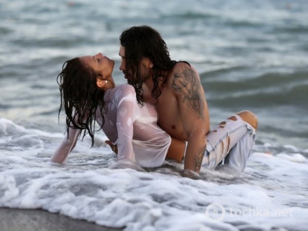 Екс-коханка Звєрєва гола розважалася з парубком. ФОТО