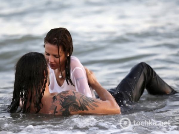 Екс-коханка Звєрєва гола розважалася з парубком. ФОТО