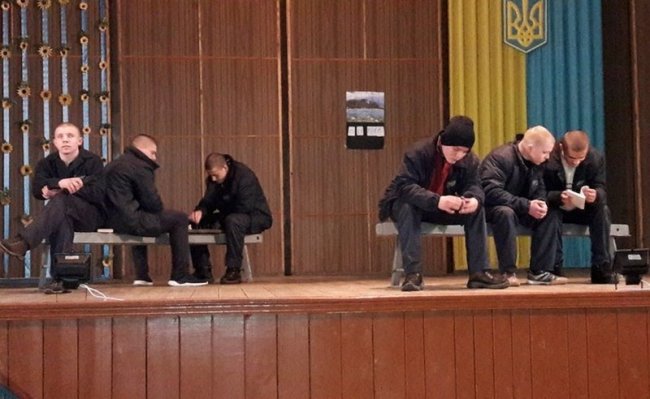 Вихованці виправної колонії у Ковелі влаштували виставу «За крок до стіни»