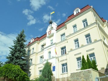 Луцькому ЖЕКу хочуть «списати» три авто і трактор