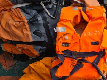 У морі знайшли дірявий пліт з речами моряків із затонулого крейсера «Москва»