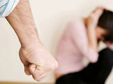 Душив та бив головою об двері: у Луцьку домашній тиран заплатить 680 гривень штрафу