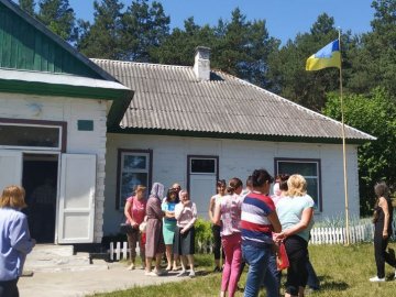 До найближчої школи – 11 км лісом: батьки на Волині – проти закриття навчального закладу. ВІДЕО