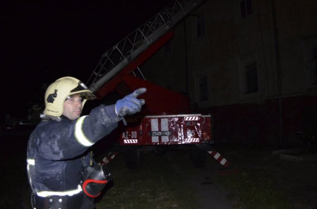 Пожежу у військовому госпіталі Луцька гасили технікою трьох міст. ФОТО. ВІДЕО