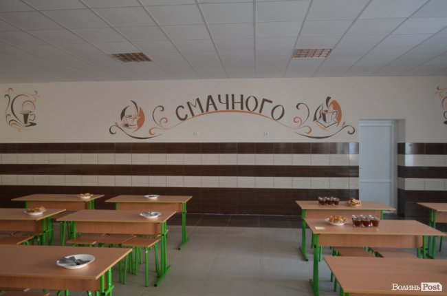 Кольорові стіни, ігрова кімната і басейн: луцька школа №27 зсередини. ФОТО