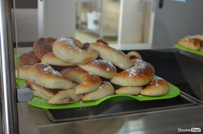 Кольорові стіни, ігрова кімната і басейн: луцька школа №27 зсередини. ФОТО