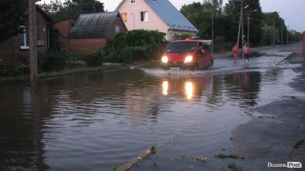 Дощ руйнує хати лучанам. ФОТО