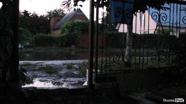 Дощ руйнує хати лучанам. ФОТО