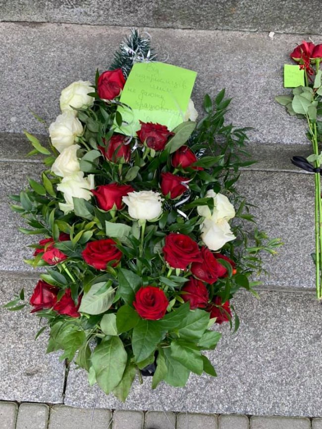 «Похорон бізнесу»: у Ковелі сходи до міськради встелили живими квітами з чорними стрічками. ФОТО