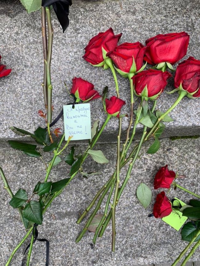 «Похорон бізнесу»: у Ковелі сходи до міськради встелили живими квітами з чорними стрічками. ФОТО