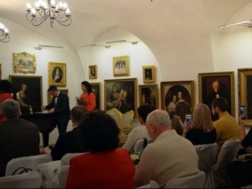 У луцькому художньому музеї одружують закоханих