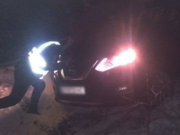 На Волині патрульні допомогли водієві дістати автівку із кювету
