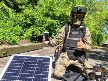 Колектив ліцею на Волині виготовив та передав на фронт сотню сонячних зарядних пристроїв