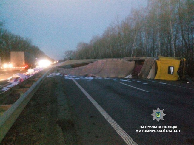 На трасі Київ-Чоп зіткнулися дві вантажівки: рух ускладнений. ФОТО