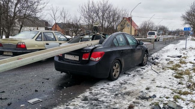 Водій, який під Луцьком в'їхав у відбійник, заснув за кермом: що розповіли очевидці