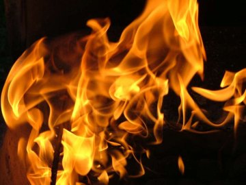 У центрі Луцька чоловік підпалив себе. ВІДЕО