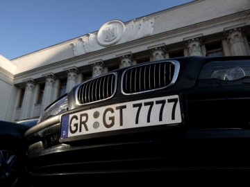 Розповіли, що робити власнику нерозмитненої «євробляхи» 