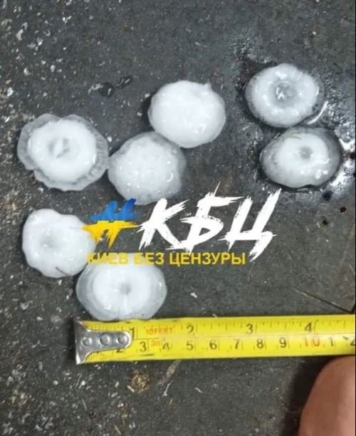 Київщину накрило гігантським градом