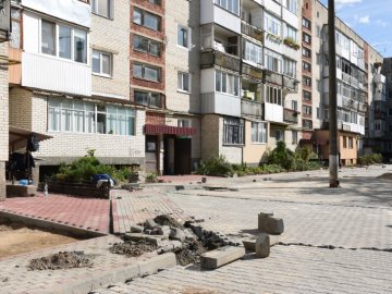 Показали, як у Луцьку ремонтують пішохідну зону на проспекті Молоді та прибудинкові території