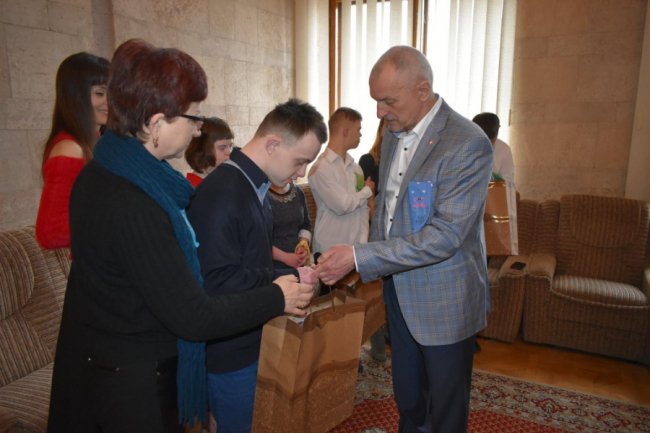 Волинські посадовці долучились до флешмобу у підтримку «сонячних» дітей. ФОТО