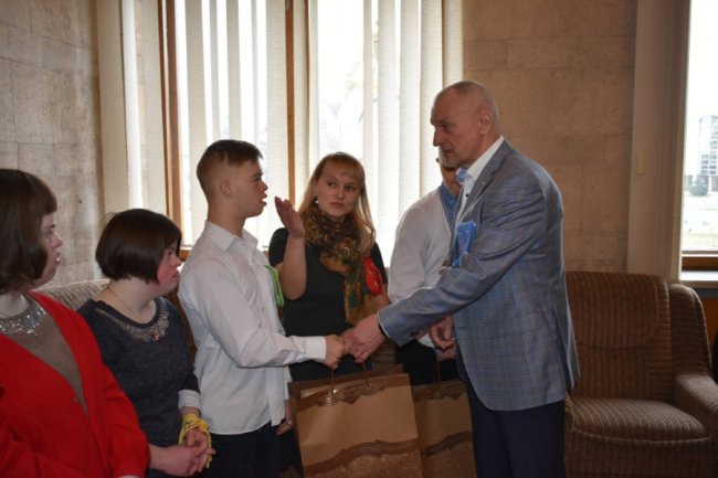 Волинські посадовці долучились до флешмобу у підтримку «сонячних» дітей. ФОТО