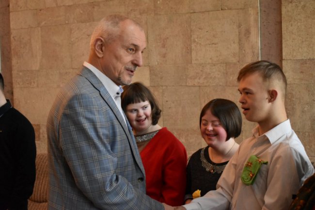 Волинські посадовці долучились до флешмобу у підтримку «сонячних» дітей. ФОТО