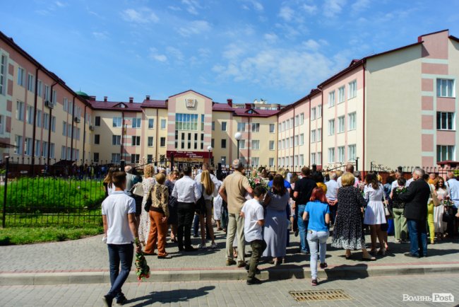 130 випускників луцьких шкіл урочисто отримали медалі: як це було. ФОТОРЕПОРТАЖ