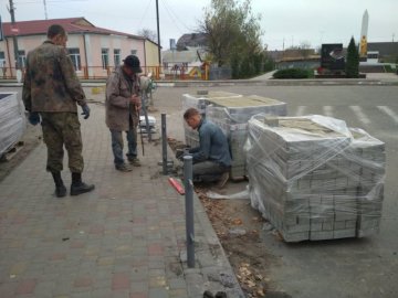 У селищі на Волині біля ліцею встановлюють турнікети. ФОТО