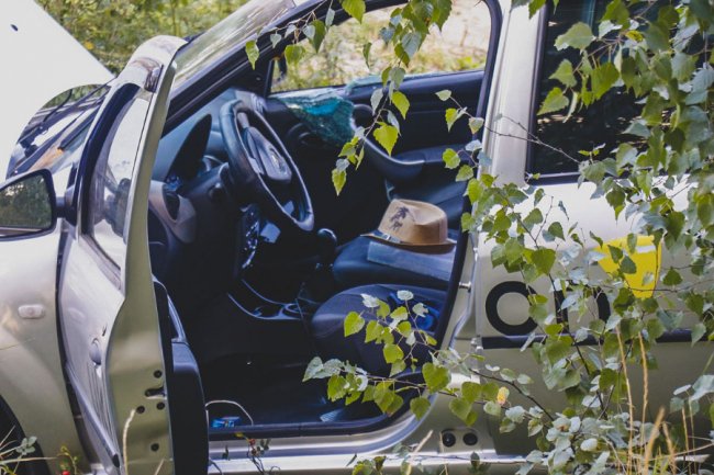 Смертельна аварія у Києві: таксі протаранило стовп і злетіло в кювет. ФОТО