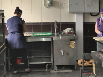 У 24-ох закладах освіти однієї з волинських ОТГ уже місяць дітей не годують м'ясом