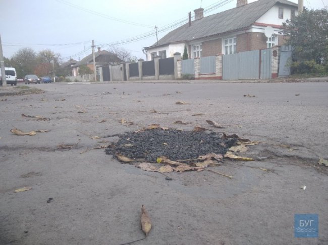 У Володимирі-Волинському водії власними силами «залатали» ями на дорозі. ФОТО