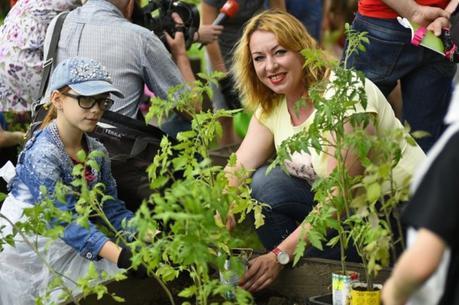 Як у луцькому зоопарку особливі дітки город садили. ФОТО