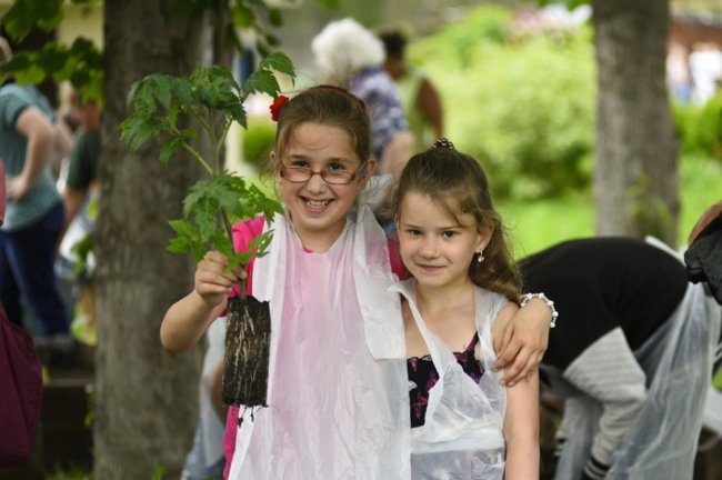 Як у луцькому зоопарку особливі дітки город садили. ФОТО