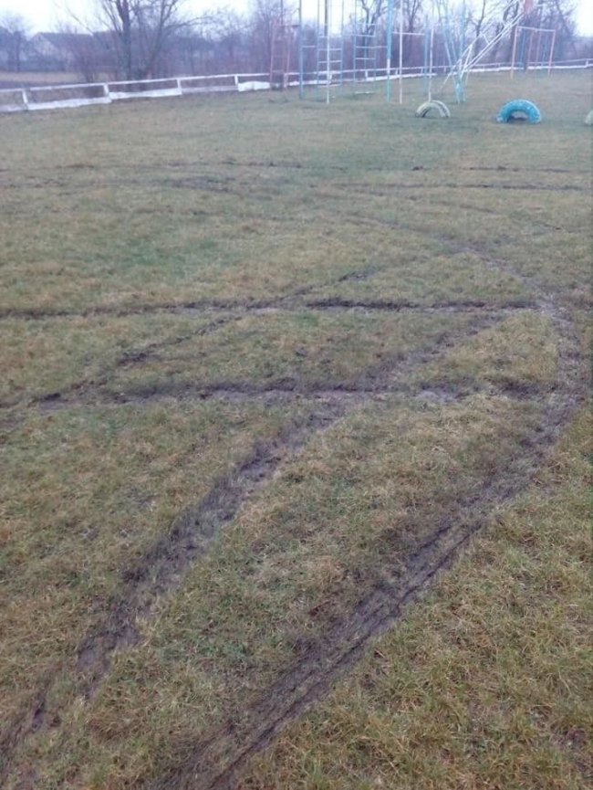 П’яні чоловіки автівкою понищили шкільне футбольне поле на Волині. ФОТО