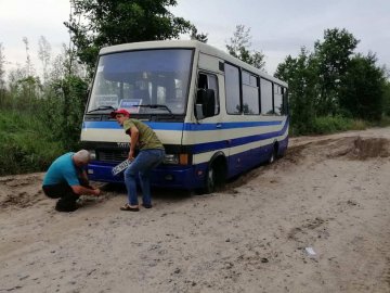 На Волині рятувальники витягнули автобус з піщаної пастки.ФОТО