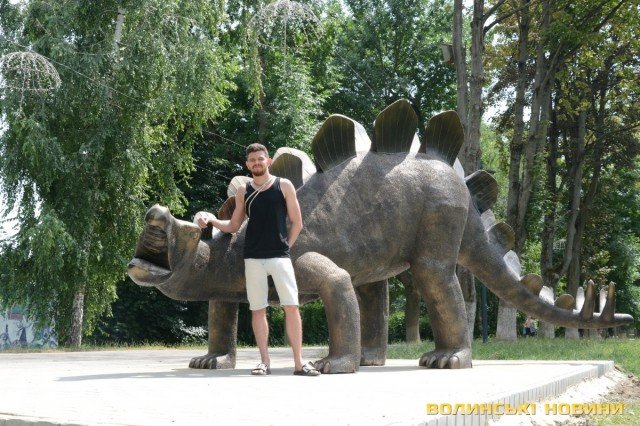 Біля луцького зоопарку встановили кількаметрові скульптури динозавра та слона. ФОТО