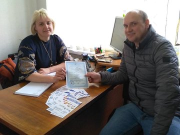 У місті на Волині щасливому батькові вручили ювілейне свідоцтво про народження