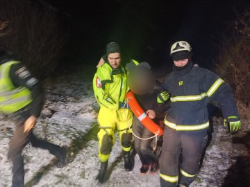 На Святвечір у Луцьку з болота рятували чоловіка