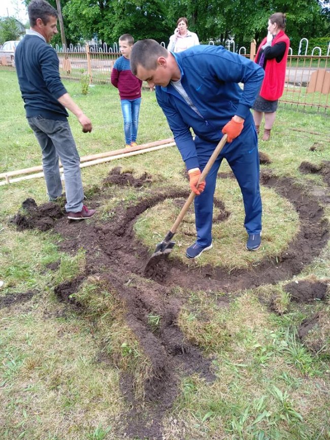 На подвір'ї школи на Волині створили креативні клумби. ФОТО