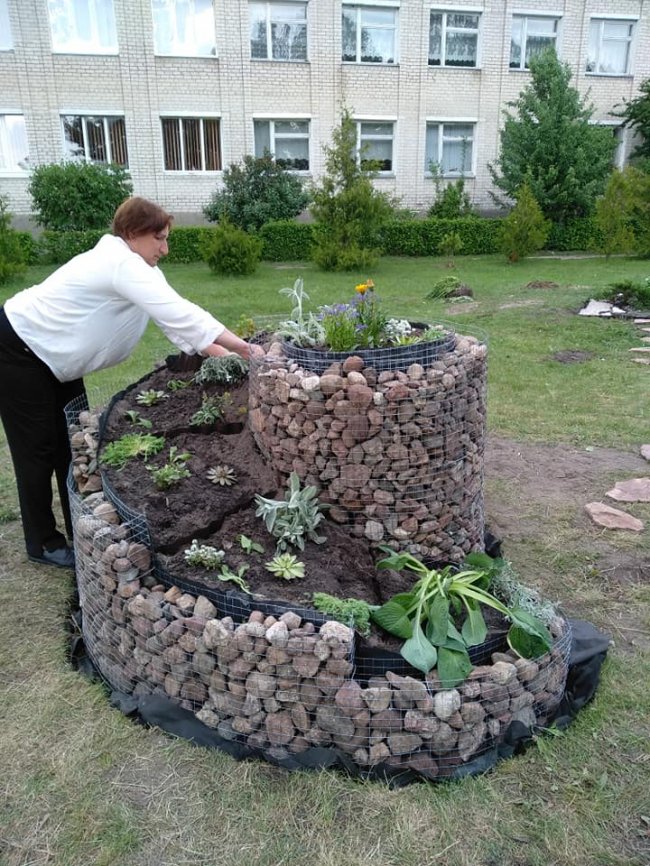 На подвір'ї школи на Волині створили креативні клумби. ФОТО