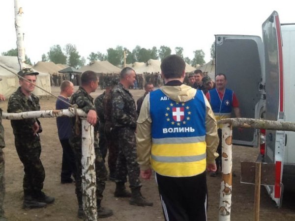 «Автомайдан Волинь» привіз військовим харчі. ФОТО