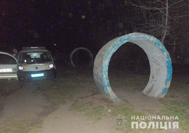 У Києві серед вулиці знайшли сумку з немовлям. ФОТО