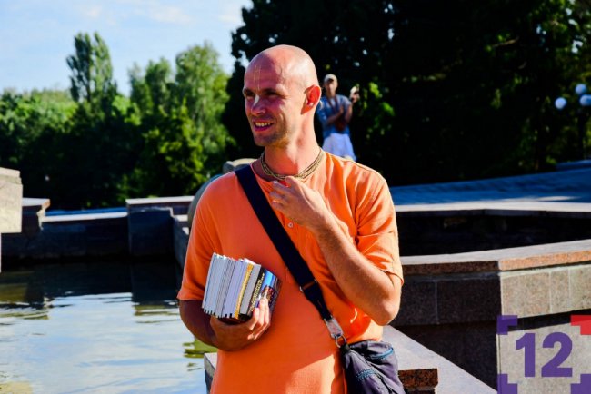 У Луцьку ходили крішнаїти: хто вони і що проповідують. ФОТОРЕПОРТАЖ