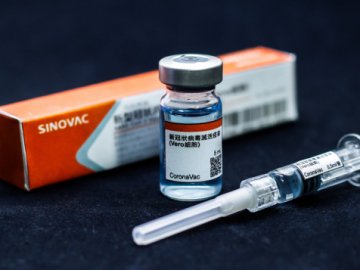 В Україну доставлять дві партії вакцини CoronaVac