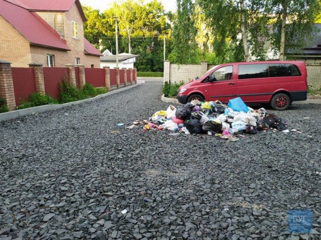 Немає контейнерів: у місті на Волині жителі багатоповерхівок викинули сміття посеред двору. ФОТО