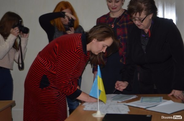 У Луцьку батькам діток, які народилися в 2016 році, вручили свідоцтва. ФОТО